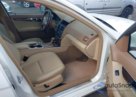 2008 Mercedes-Benz C 300 Luxury/Sport z USA, uszkodzony, nr VIN WDDGF54X98R014168